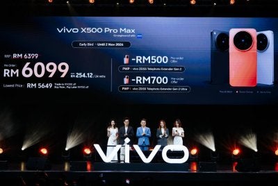 Pengarah Jenama vivo Malaysia, Justin He (dua dari kiri); Ketua Pegawai Eksekutif vivo Malaysia, Mike Xu (tengah) dan Pengurus Produk Kanan Kumpulan Perniagaan Komunikasi Tanpa Wayar MediaTek, Tracy Hsiao (dua dari kanan) ketika pelancaran vivo X500 Series di Zepp Kuala Lumpur pada Selasa. 