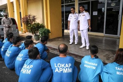 Romli (kanan) melihat PATI yang ditahan susulan insiden perlanggaran bot ketika operasi penguatkuasaan di perairan Kuala Sungai Padang, Perlis. Foto Bernama