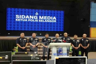 Shazeli (tengah) ketika sidang media di Ibu Pejabat Polis Kontinjen (IPK) Selangor, pada Rabu.