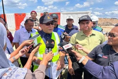 Izham ketika ditemui selepas lawatan kerja bagi meninjau projek tebatan banjir daerah Klang di Taman Seri Kerayong, Kapar di sini pada Rabu.