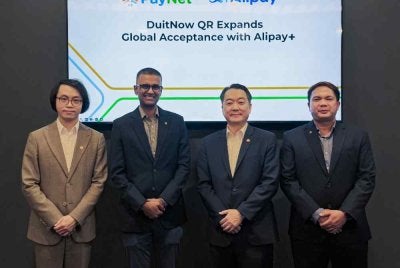 Dari kiri; Pengurus Besar Alipay bagi Asia Tenggara, Australia, New Zealand dan Asia Selatan, Ant International, Michael Guo;Ketua Pegawai Eksekutif PayNet, Praveen Rajan; Pengurus Besar Pusat Pertumbuhan Global Alipay , Ant International, Danny Chung dan Ketua Pegawai Komersial PayNet, Azrul Fakhzan Mainor.