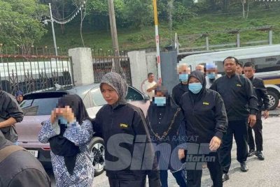 Lima individu termasuk dua pegawai penguat kuasa direman lima hari bagi membantu siasatan kes disyaki meminta dan menerima rasuah RM1 juta. - -Foto SPRM