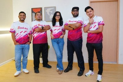 Dari kiri: Haziq (kiri), Mohamad Mubin (dua dari kiri), Nurul Nadia (tengah) dan Mohd Aim Aidel (dua dari kanan) mengajak orang ramai menyertai Batik Air Exploride 2027 bagi merasai pengalaman berbeza, khususnya di Port Dickson yang terkenal sebagai destinasi pelancongan di Negeri Sembilan.