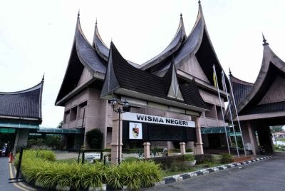Negeri Sembilan mewartakan pemberhentian Datuk Klana Petra Undang Luak Sungai Ujong ke-10 Datuk Mubarak Thahak@Dohak, Datuk Mendika Menteri Akhirulzaman ke-16 Datuk Maarof Mat Rashad dan Datuk Shahbandar Sungai Ujong Datuk Seri Badarudin Abdul Khalid. - Foto hiasan