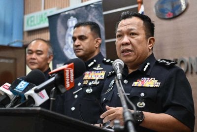 Saifullizan (kanan) bercakap pada sidang akhbar di Ibu Pejabat Polis Kontinjen Sarawak hari ini. - Foto: Bernama
