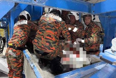 Anggota bomba membantu mengeluarkan mangsa yang tersepit dalam mesin di sebuah kilang di Bentong pada Selasa. Foto FB Balai Bomba dan Penyelamat Bentong