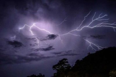 MetMalaysia mengeluarkan amaran ribut petir, hujan lebat dan angin kencang di beberapa kawasan di lapan negeri serta dua Wilayah Persekutuan sehingga 8 malam ini. - Gambar hiasan