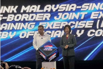 Saifuddin (kiri) ketika menghadiri majlis penutup Latih Amal Keselamatan RTS Malaysia-Singapore Cross-Border Joint Exercise, Field Training Exercise (FTX) 2026 di Johor Bahru pada Rabu.