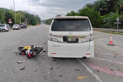 Keadaan motosikal mangsa dan MPV yang terlibat kemalangan maut di KM59, Jalan Kuantan-Kuala Lumpur pada Selasa. Foto Polis Maran
