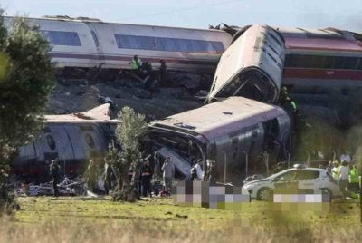 Nahas itu dipercayai berlaku selepas sebuah kereta api laju merempuh bahagian belakang sebuah lagi tren hingga menyebabkan dua gerabak tergelincir dari landasan. Foto Agensi