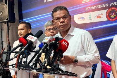 Saifuddin ketika sidang akhbar selepas Majlis Penutup Latih Amal Keselamatan RTS Link Malaysia-Singapura, Latihan Lapangan Bersama Rentas Sempadan (FTX) 2026 di Depoh Wadi Hana, Johor Bahru.
