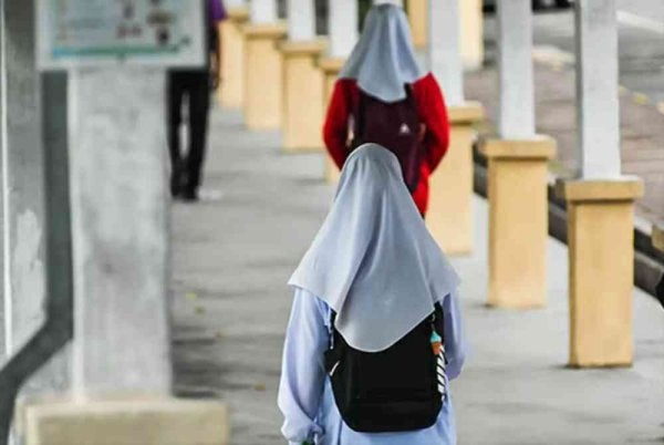 Polis Kuala Lumpur akan menjejak dan melakukan pemprofilan terhadap kira-kira 10 peratus pelajar di sekitar ibu negara yang didapati kerap ponteng serta tercicir daripada sistem persekolahan. Gambar hiasan. 
