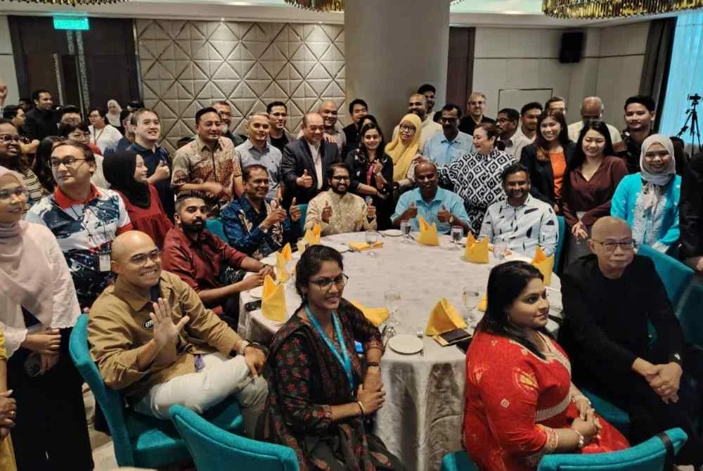 Yuneswaran (duduk, tengah) bersama pengamal media ketika Majlis Hi-Tea Timbalan Menteri Perpaduan Negara Bersama Media di ibu negara pada Selasa.