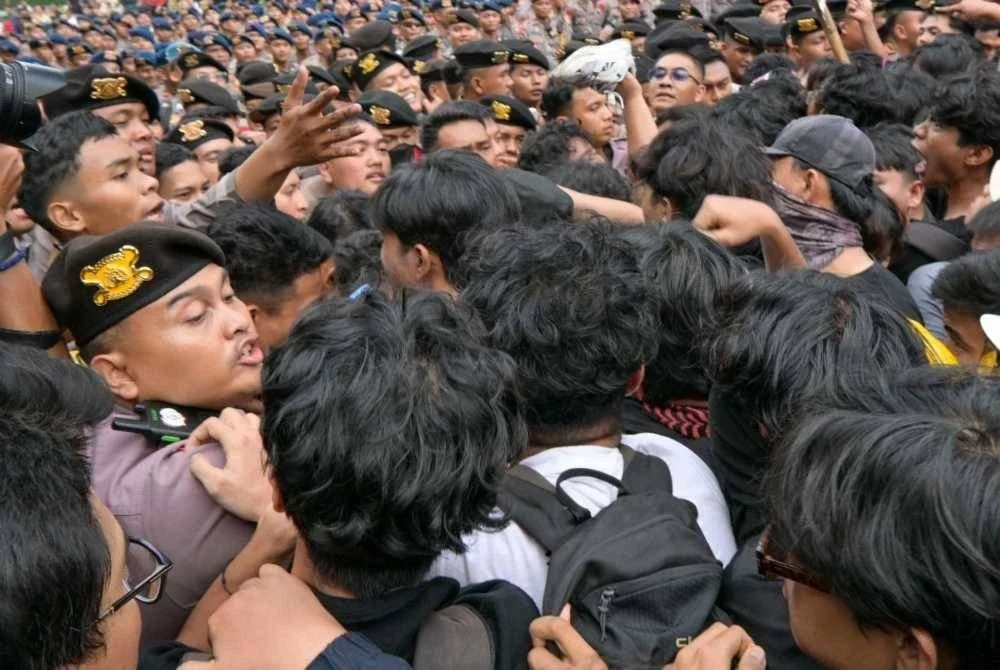 Polis bertembung dengan penunjuk perasaan ketika demonstrasi membantah kesusahan ekonomi, dakwaan rasuah kerajaan dan jerebu toksik akibat kebakaran hutan. - FOTO: AFP