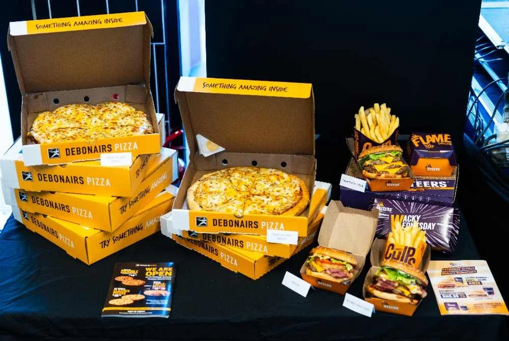 Debonairs Pizza menyajikan doh segar dengan sos istimewa dan 'topping' melimpah yang sesuai dikongsi bersama.