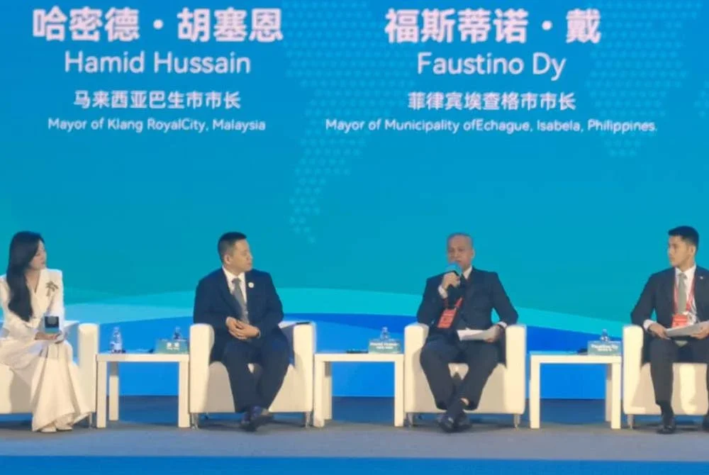 Abd Hamid (dua dari kanan) berucap pada Forum UCLG ASPAC Council di Haikou,China.