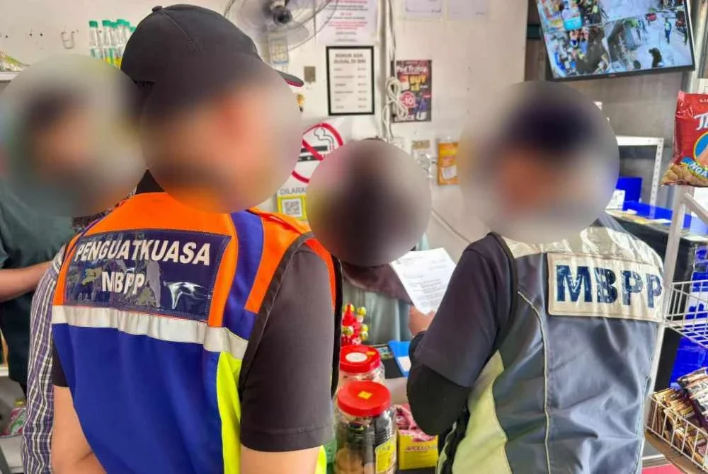 Ops Tegas dilaksanakan bagi memastikan pengusaha perniagaan mematuhi peraturan pelesenan yang ditetapkan PBT. Foto MBPP