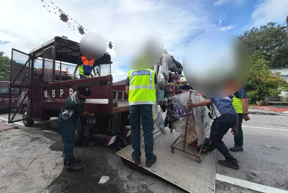 Barangan premis milik warga asing disita oleh MBPP dalam operasi yang dijalankan pada Selasa. Foto MBPP
