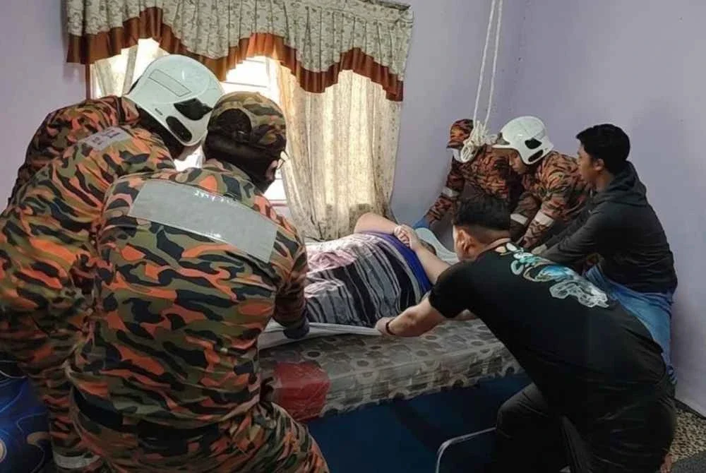 Lelaki itu berada dalam keadaan sedar tetapi lemah ketika pasukan bomba tiba. Foto bomba