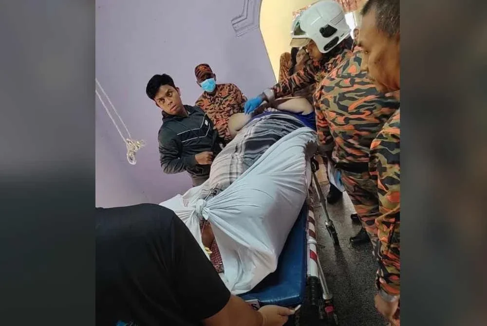Anggota bomba membantu mengangkat lelaki berkenaan ke dalam ambulans sebelum dibawa ke HSJ. Foto bomba