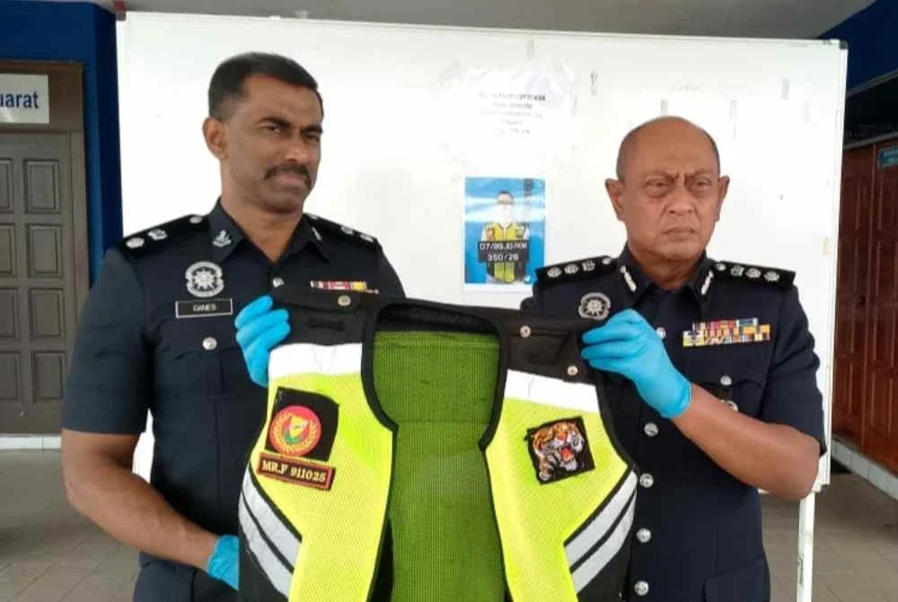 Hanyan (kanan) menunjukkan barang kes yang dirampas.