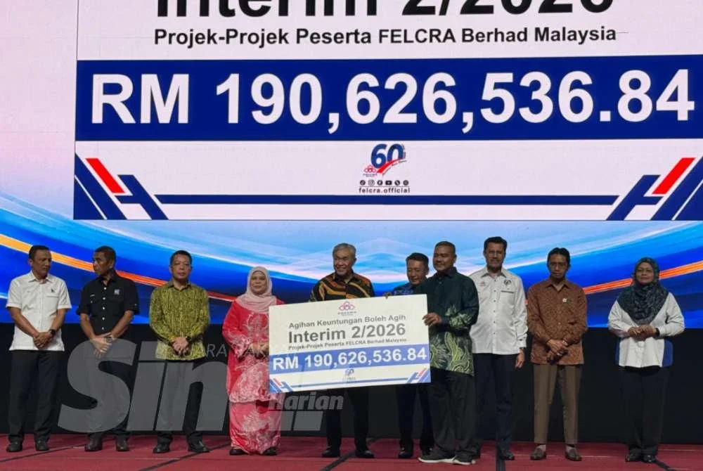 Ahmad Zahid menyampaikan cek cura keuntungan boleh agih FELCRA RM190.6 juta pada Khamis. Foto SINAR HARIAN/NORAFIZA JAAFAR
