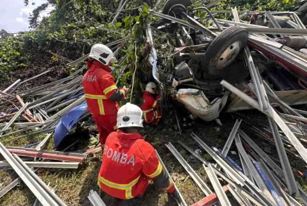 Anggota bomba melakukan pemeriksaan bagi memastikan tiada mangsa lain yang terlibat.