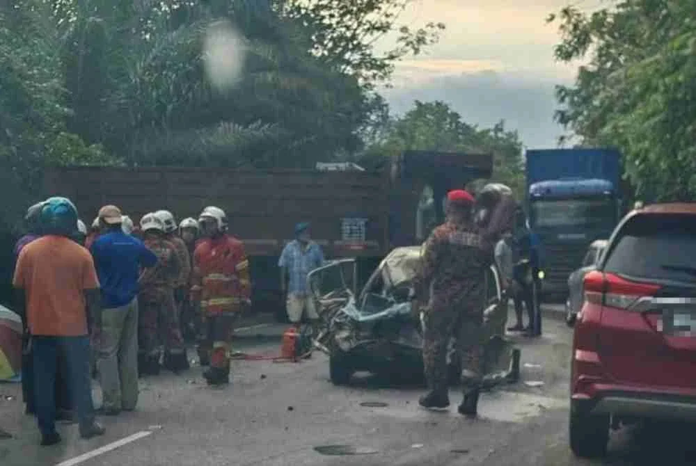 Kereta dipandu mangsa, Harman Harun, 50-an dipercayai bertembung dengan babi hutan sebelum terbabas dan melanggar sebuah lori berhampiran sebuah stesen minyak.