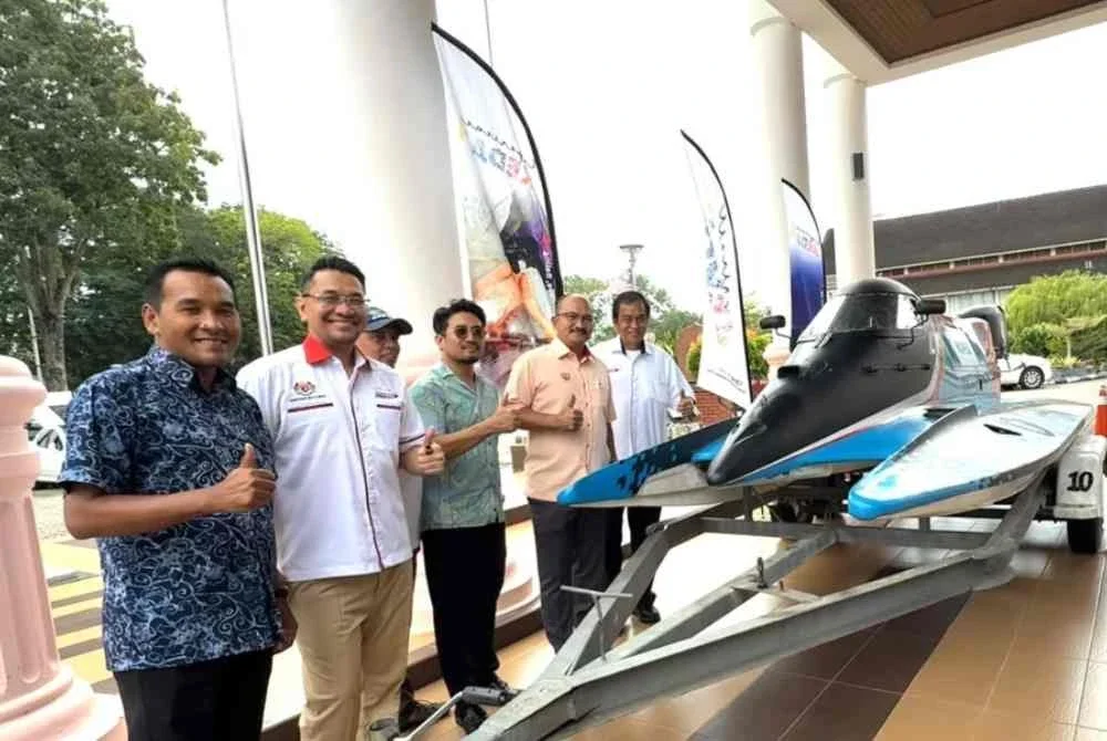 Mohd Salleh (dua dari kanan) bersama bot laju F3000 yang akan digunakan dalam Kejohanan Bot Laju Dunia Kedah 2026.