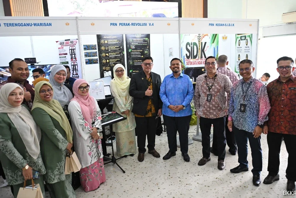 Manndzri (empat kanan) bergambar bersama-sama pempamer inovasi sempena Majlis Hari Kualiti dan Inovasi RISDA 2026.