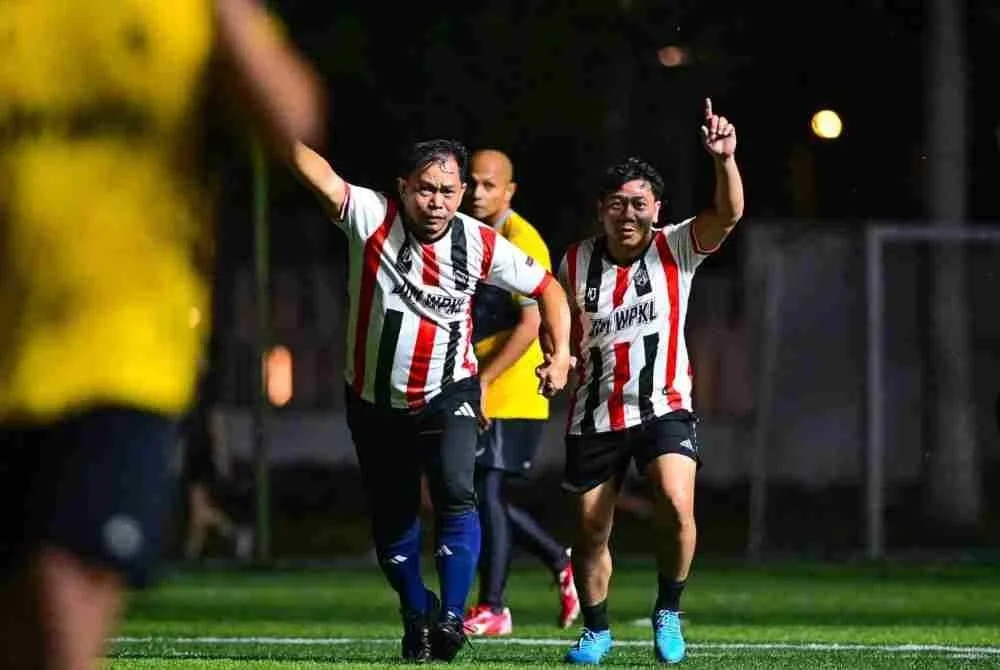 Hamsha (kiri) mengetuai pasukan JIM Kuala Lumpur dalam aksi perlawanan bola sepak di Padang Arena Sukan Kuala Lumpur, pada Rabu.
