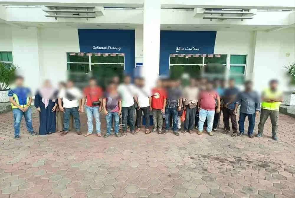 Seramai 30 PATI termasuk dua wanita ditahan dalam serbuan di sebuah lombong bijih besi di Kampung Gual Dalam, Lubok Setol, Rantau Panjang pada Khamis.Foto:PGA