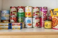 Jualan makanan dalam tin, air minuman dalam botol, radio janakuasa tangan dan lampu suluh melonjak di Britain sejak beberapa hari lalu. - Foto Agensi