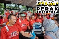 Mohd Azhar (kiri) mengambil peluang melakukan saringan kesihatan sempena Program Perak SADC Active & Wellness Day 2026 di Ipoh pada Rabu.