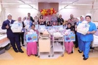 Norliza (tengah) diiringi Pengarah Hospital Pulau Pinang (belakang, dua dari kanan), Dr Goh Hin Kwang bergambar bersama ibu dan bayi mereka dalam Program Junior Superhero Simpan SSPN 2026.