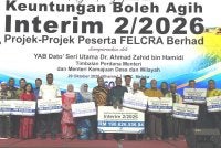 Zahid (tengah) menyerahkan cek cura Agihan Keuntungan Interim 2/226 Projek- Projek Peserta FELCRA Berhad pada Khamis