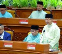 Mohd Nassuruddin (berdiri) semasa membentangkan Belanjawan Kelantan 2027 semasa Persidangan Kali Ketiga (Belanjawan) DUN Kelantan di Kota Darulnaim, Kota Bharu pada Khamis.
