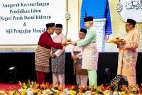 Sultan Nazrin Shah (dua dari kanan) berkenan menyampaikan Anugerah Khas Pendidik Tahun 2026 kepada Mohd Zulkhairi Mohd Nor pada Majlis Anugerah Kecemerlangan Pendidikan Islam Negeri Perak Darul Ridzuan Tahun 1448H / 2026M hari ini. Foto: Bernama 