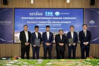 Pengarah Eksekutif Tanah Makmur Berhad,Tengku Panglima Raja Brigedier Jeneral Tengku Amir Nasser Ibrahim Shah Al-Sultan Abdullah Ri’ayatuddin Al-Mustafa Billah Shah (tiga dari kiri) hadir menyaksikan Majlis menandatangani perjanjian antara anak syarikat Asian Pac, Everest Pioneer dan KotaSAS.