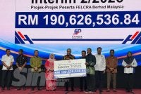 Ahmad Zahid menyampaikan cek cura keuntungan boleh agih FELCRA RM190.6 juta pada Khamis. Foto SINAR HARIAN/NORAFIZA JAAFAR
