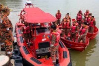 Mohd Razam meninjau sesi pengujian dan pemeriksaan logistik operasi banjir sempena kesiapsiagaan MTL 2026/2027 di Jeti Shahbandar pada Khamis.