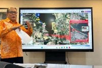 Izham memberi penerangan berhubung isu kesesakan di Persiaran Mokhtar Dahari, Shah Alam pada Khamis.