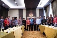 Timbalan Perdana Menteri, Datuk Seri Fadillah Yusof (tengah) pada majlis pemeteraian CSA dengan Kerajaan Madani membabitkan Ahli Parlimen Bersatu di Bangunan Parlimen pada Khamis. Foto Bernama