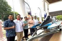 Mohd Salleh (dua dari kanan) bersama bot laju F3000 yang akan digunakan dalam Kejohanan Bot Laju Dunia Kedah 2026.