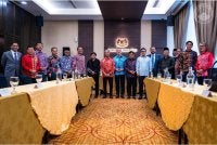 Timbalan Perdana Menteri II, Datuk Seri Fadillah Yusof (tengah) bersama ahli Parlimen yang menandatangani CSA - FOTO: FB Anwar Ibrahim