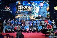 Manndzri (berdiri, enam dari kanan) dan Zainal Azni (berdiri, lapan dari kanan) bergambar bersama-sama warga RISDA Sabah yang dinobat penerima Anugerah Perdana sempena Majlis Hari Kualiti dan Inovasi RISDA 2026 di Ibu Pejabat RISDA di Kuala Lumpur.