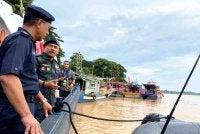 Mohd Yusoff (dua,kiri) melakukan tinjauan ke perairan di Sungai Kelantan di Tumpat serta Kota Bharu yang dipercayai menjadi laluan baharu penyeludupan PATI ke negara ini selepas pangkalan haram di sepanjang Sungai Golok ditutup sepenuhnya sejak 1 Disember 2024. Foto:SINAR HARIAN/HAZELEN LIANA KAMARUDIN