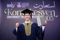 Haziq Haiqal menggenggam diploma pada Istiadat Konvokesyen UiTM Ke-105 di UiTM Shah Alam.
