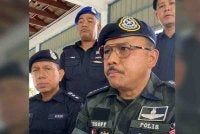 Mohd Yusoff (kanan, duduk) semasa sidang akhbar selepas melakukan tinjauan ke perairan di Sungai Kelantan di Tumpat serta Kota Bharu. Foto:SINAR HARIAN/HAZELEN LIANA KAMARUDIN