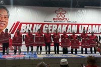 Mohd Radzi (tengah) dan Mohamed Azmin bergambar bersama lapan colon Bersatu PRN Melaka.